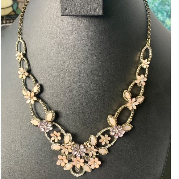 Vintage Statement Necklace in Opalescent Peach Rhinestones N Crystals, Unmarked - Picture 2 of 3